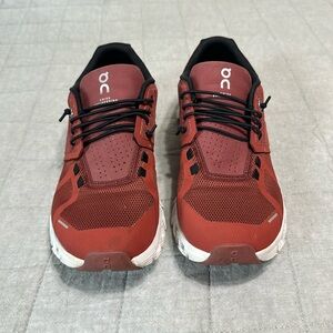 On Cloud women’s tennis shoes! Size 9.5